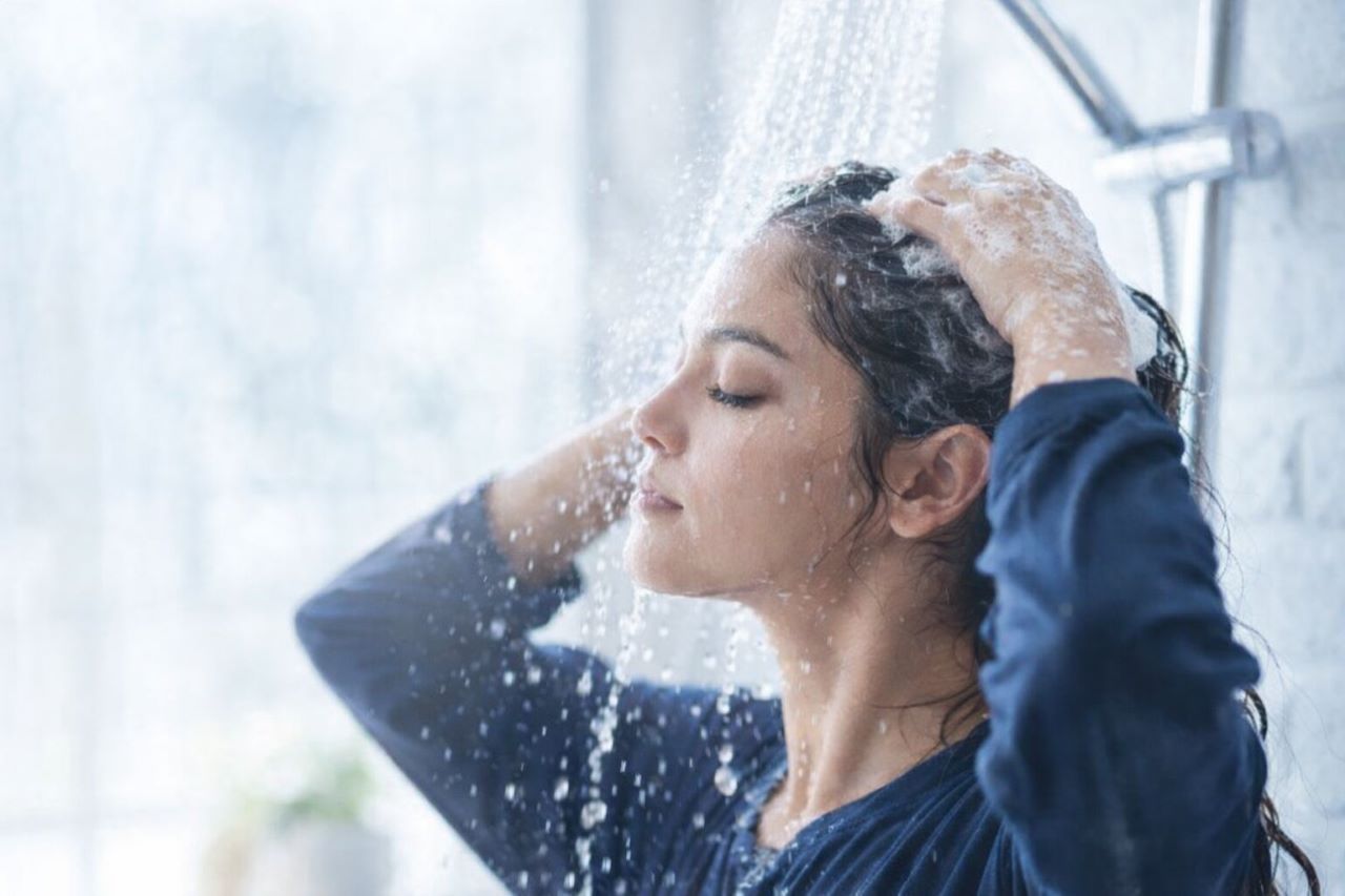 Keramas Siang Hari saat Menjalani Puasa Ramadan, Bagaimana Hukumnya?