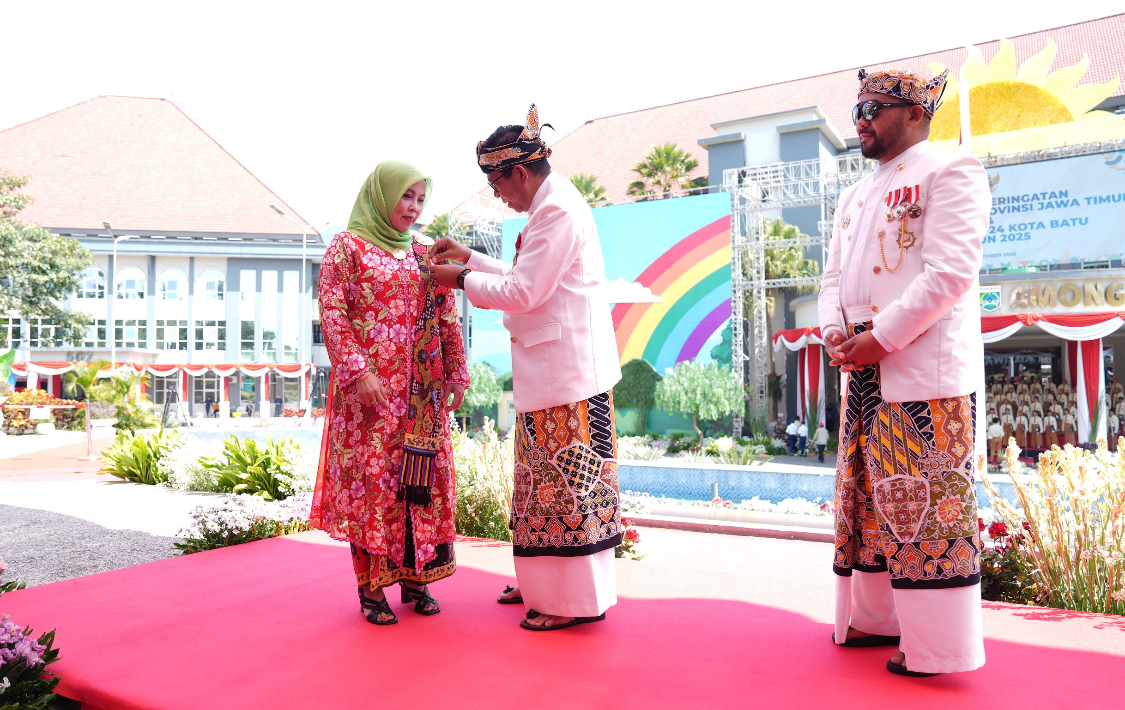 Pemkot Batu Anugerahkan Hakaryo Guno Mamayu Bawono kepada 25 Tokoh, Salah Satunya Mantan Pj Wali Kota Aries