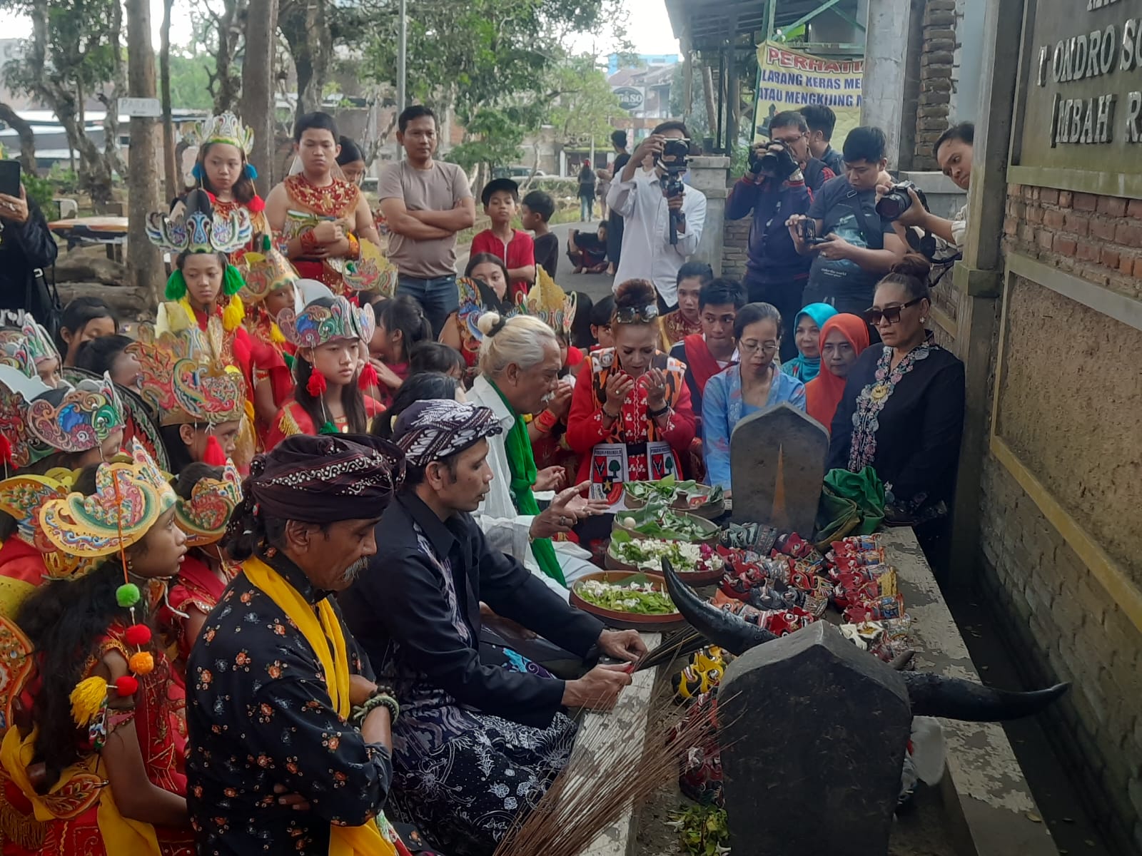Arak-Arakan 80 Topeng Malangan Menuju Makam Mbah Reni di Festival Budaya Polowijen #8