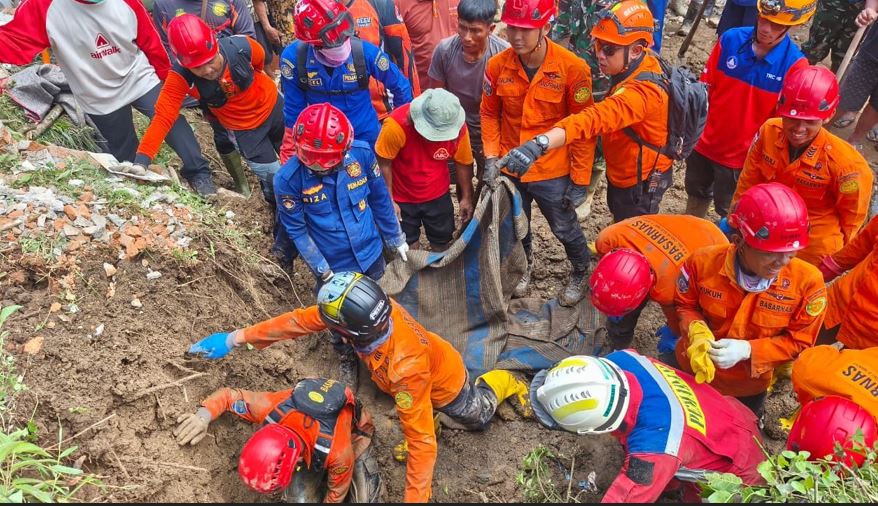 Sekeluarga Tertimbun Longsor di Trenggalek: SAR Gabungan Temukan 4 Jenazah dan 1 Korban Hidup 