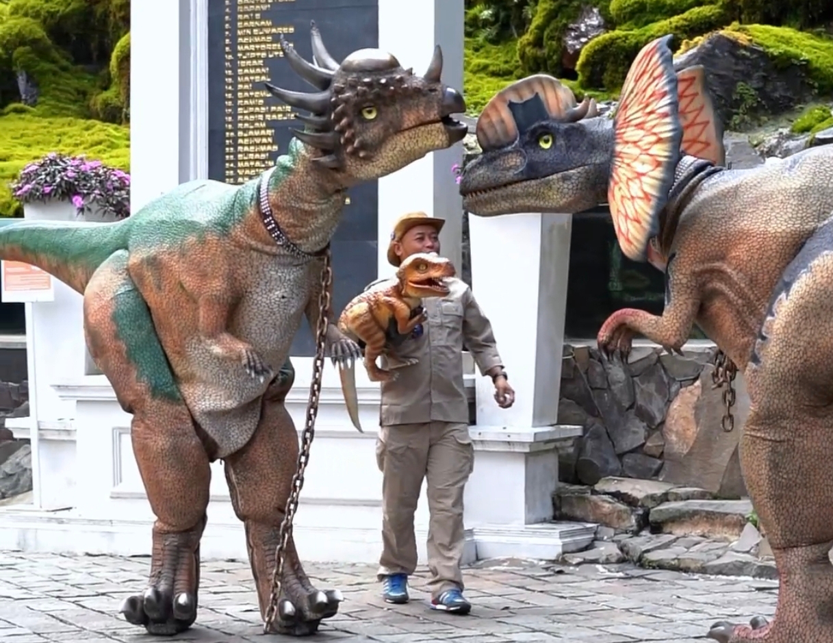 Dino Kostum Meriahkan Liburan di Selecta Kota Batu   ‎