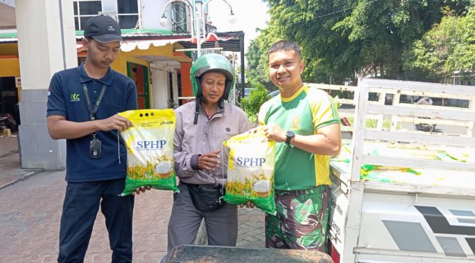 Bantu Warga, Menarmed 2 Kostrad Malang Kembali Gelar Bazar Beras Murah Pemerintah