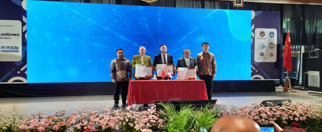 Dekan Vokasi UB Teken Kerja Sama Indonesia–Tiongkok di UGM, Perkuat Pendidikan AI