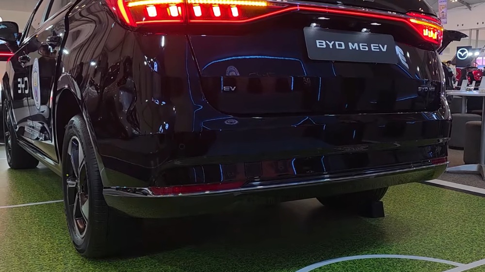 BYD M6 EV CKD Punya Interior Nyaman, Captain Seat hingga Panoramic Roof Jadi Andalan
