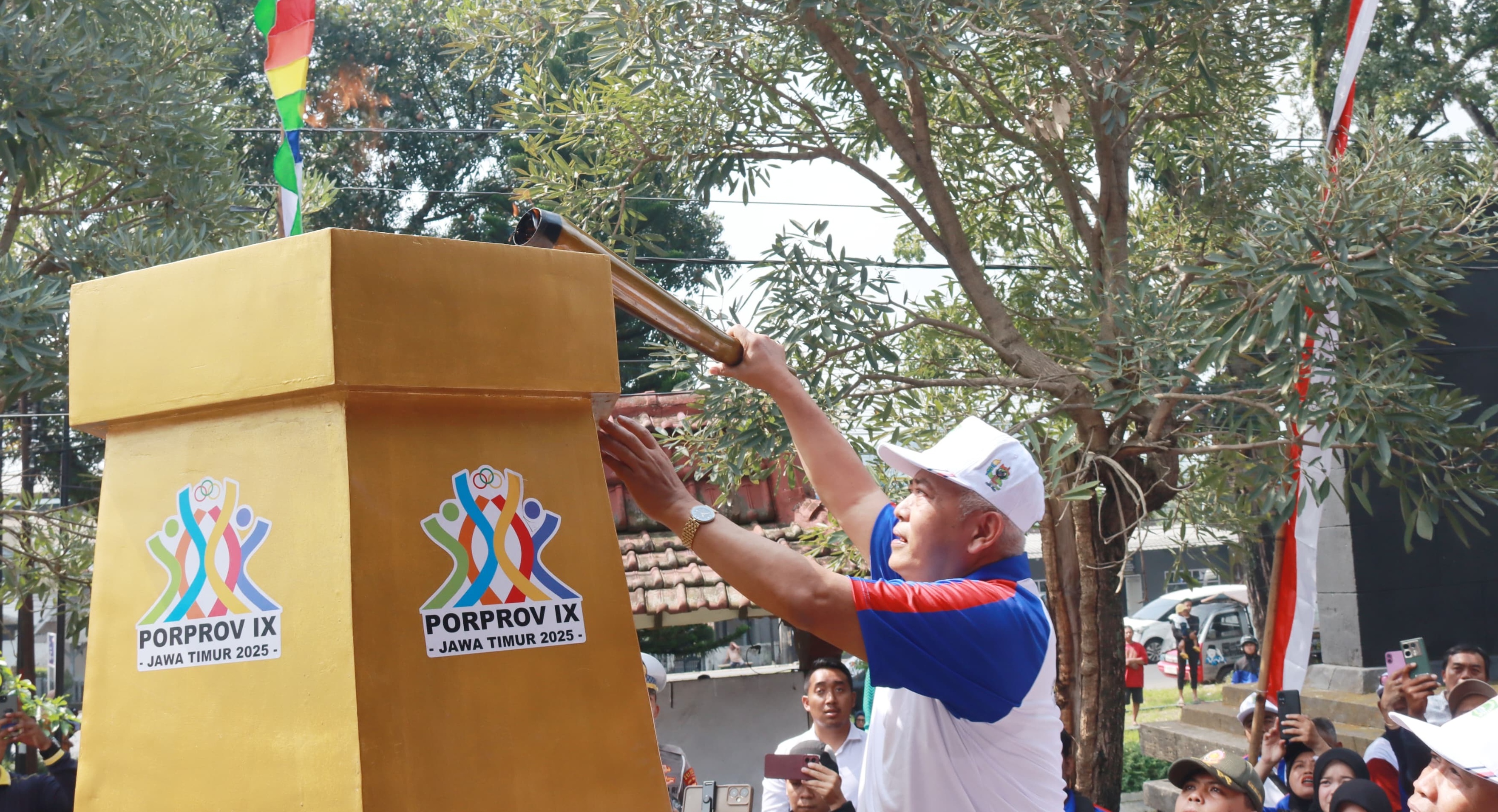 Kirab Api Porprov IX Mulai Masuk Wilayah Malang. Bupati Sanusi Terima Obor Api di Lawang