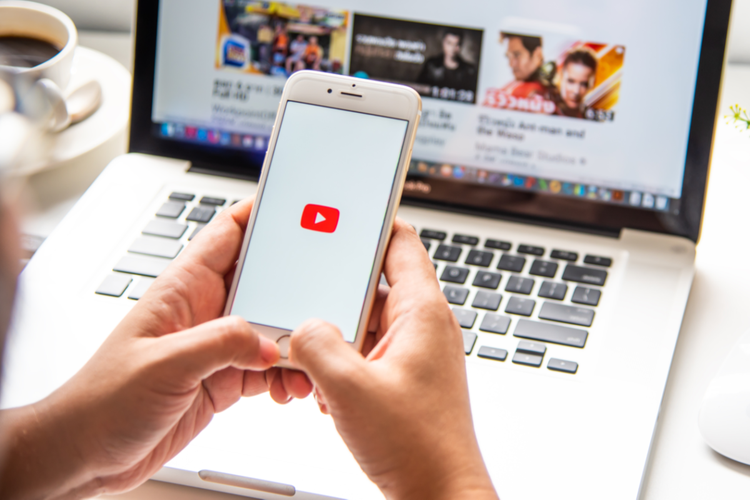 Generasi Muda Belajar Investasi melalui YouTube, Akademisi Bilang Perbanyak Literasi