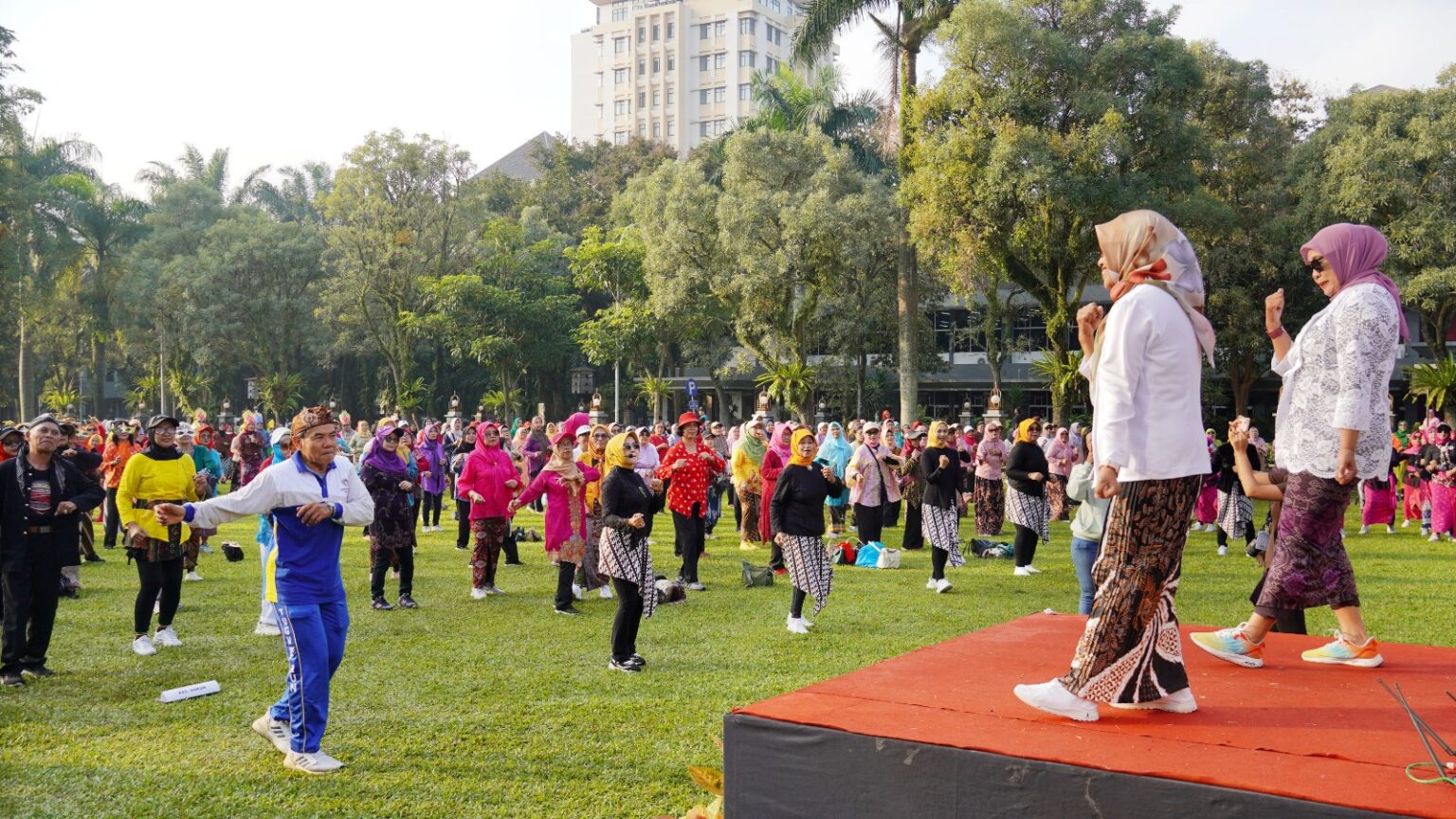 Ratusan Lansia Meriahkan Senam Bersama di UB, Program Lingkar Kampus Tuai Antusiasme