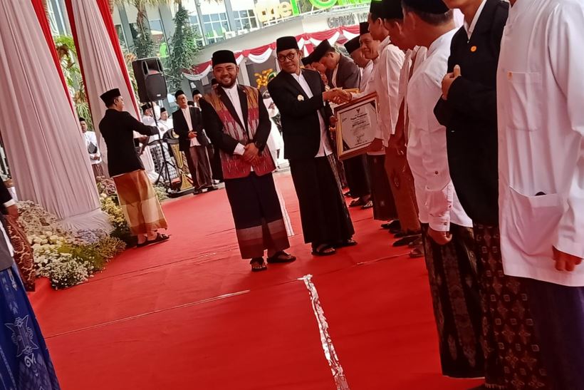  Wali Kota Batu Beri Penghargaan 5 Santri Berprestasi dan Serahkan Izin Operasional 2 Ponpes