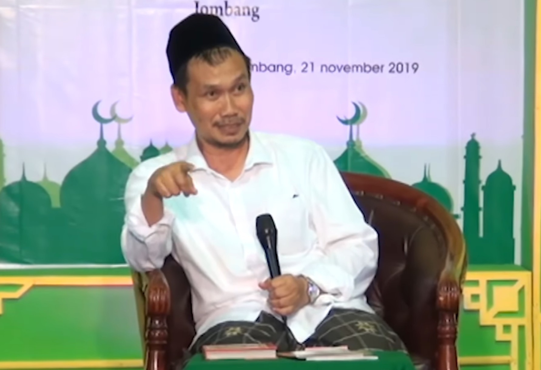 Gus Baha Ingatkan Bahaya Mengambil Otoritas Allah dalam Memahami Agama (4)