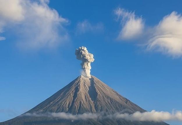 Semeru Erupsi Dua Kali Pagi Tadi, Kolom Semburan Abu Setinggi 1.000 Meter  