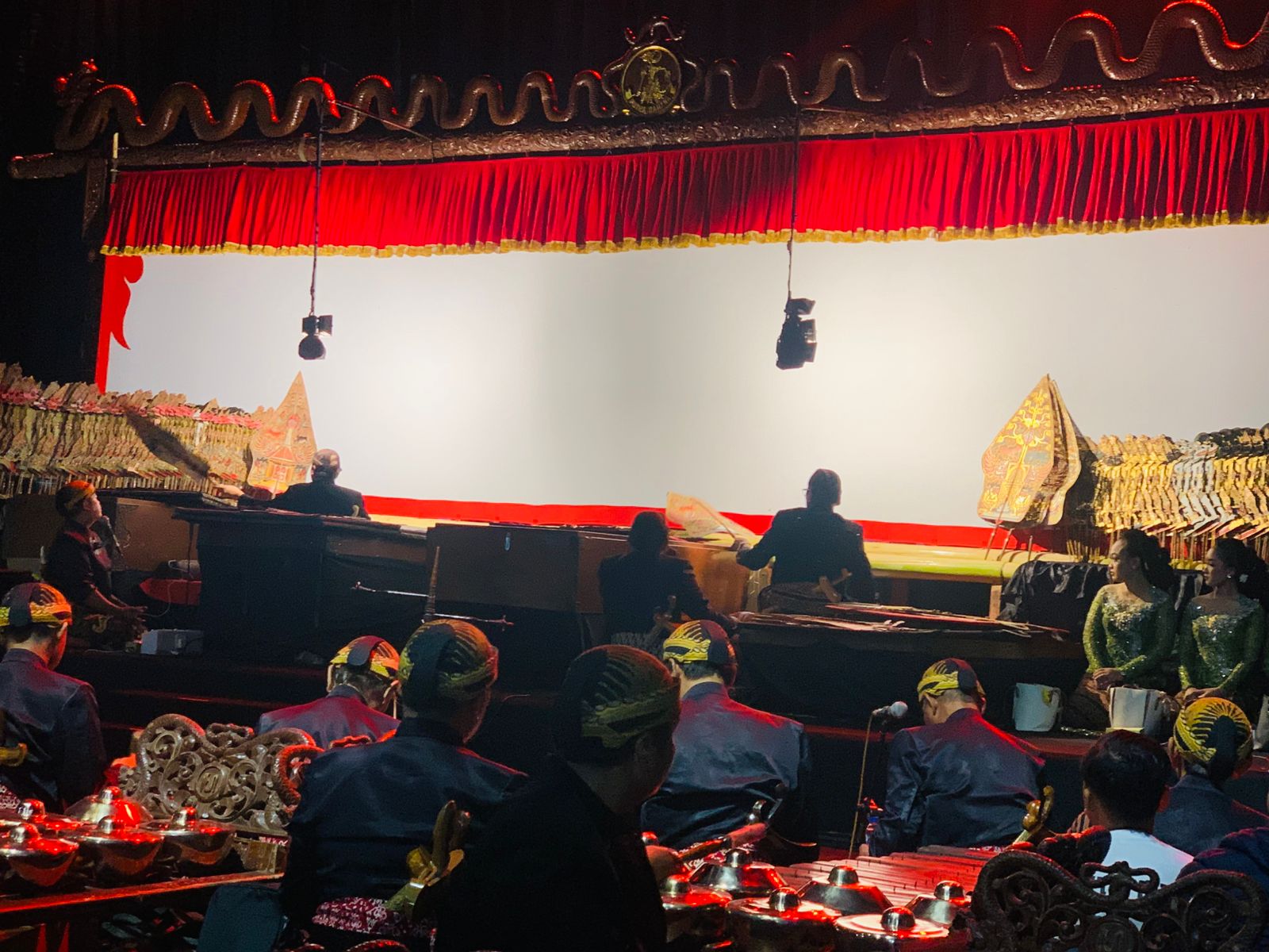 Ribuan Warga Padati Stasiun Kota Baru, Wayang Kulit Banjaran Gatotkaca Meriahkan Hari Kesaktian Pancasila