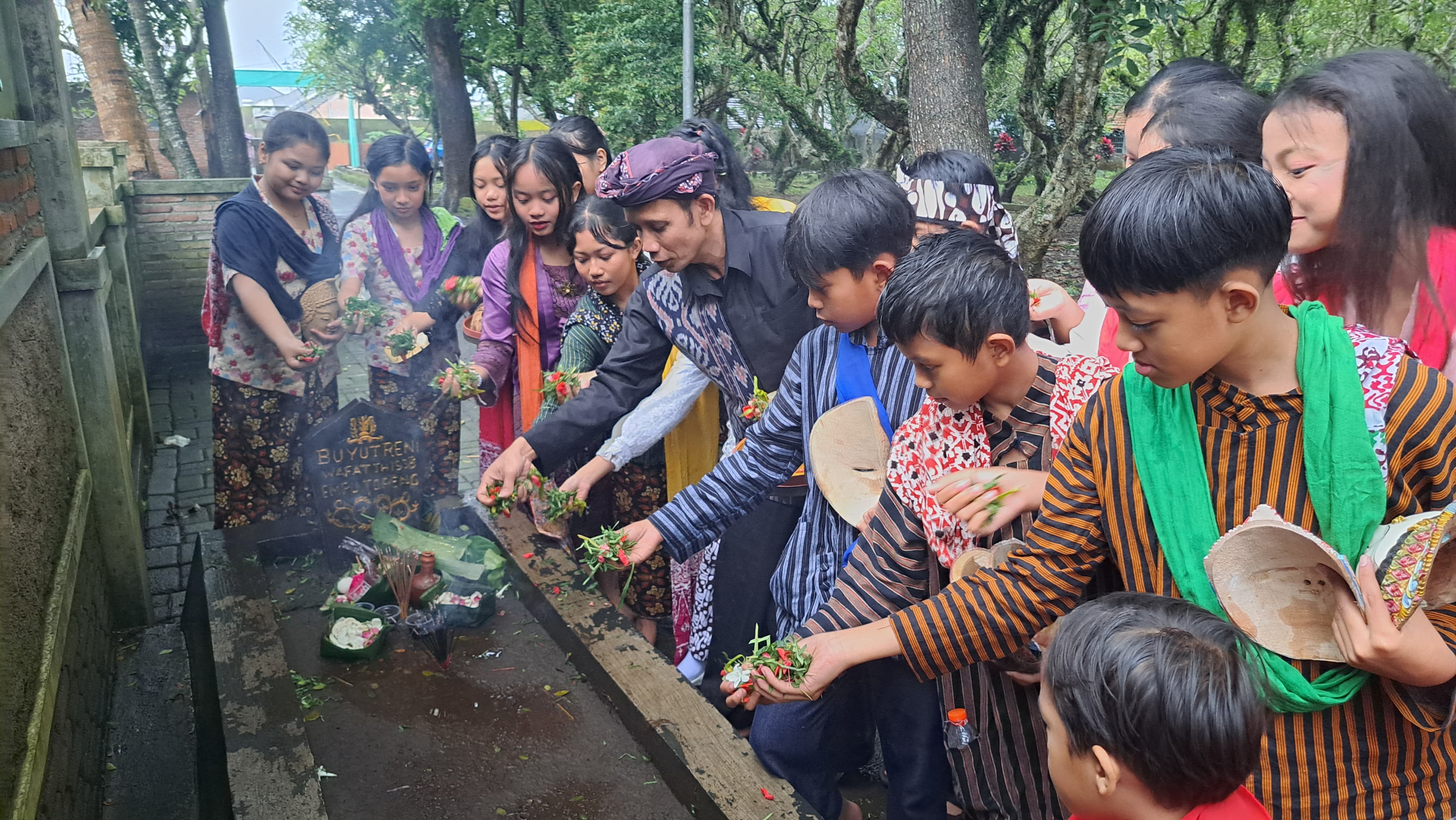 Kakang Mbakyu Cilik Kota Malang Ikuti Tradisi Megengan dan Nyadran di Kampung Budaya Polowijen