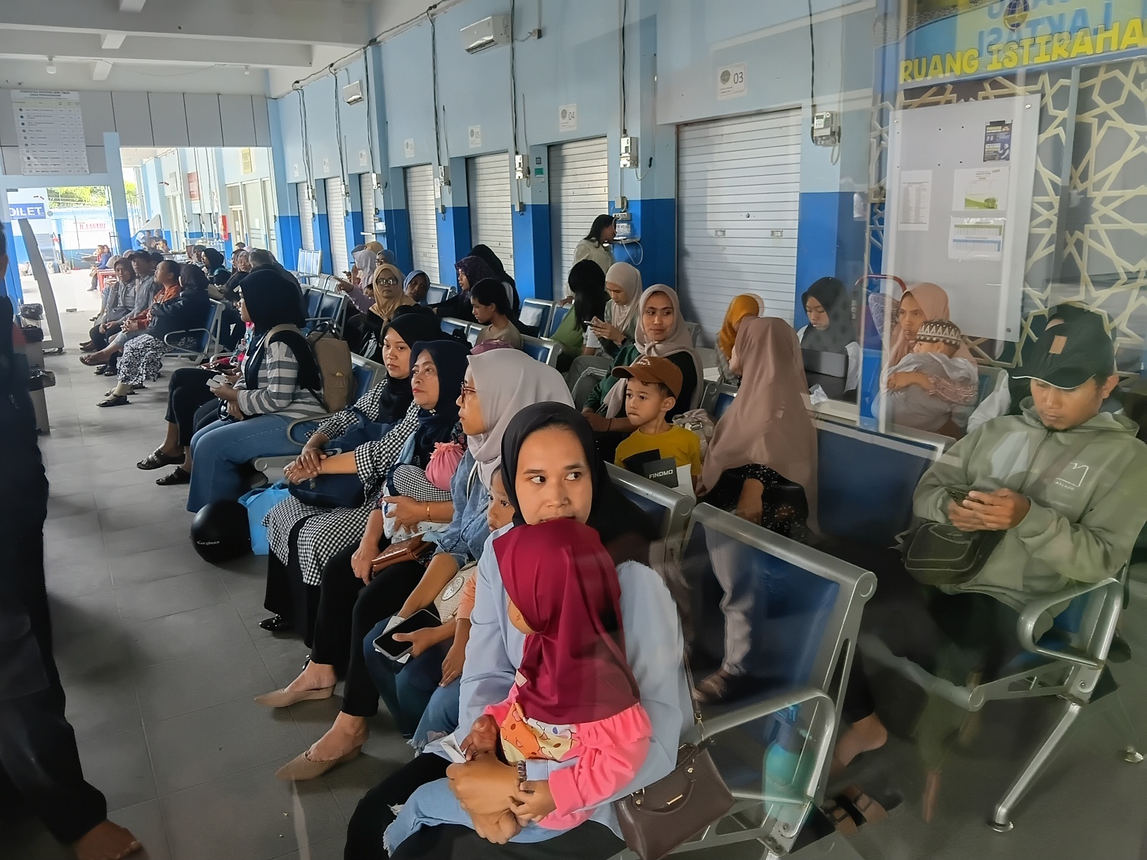 Sistem Antre di Ruang Tunggu Terminal Bikin Penumpang Trans Jatim Lebih Aman dan Nyaman 