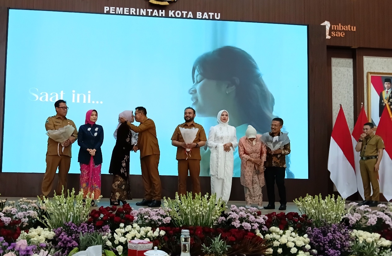 Bak Sebuah Konser dengan Lead Vocal Wali Kota, Hadirin Ikut Nyanyikan Lagu 'Ibu' Iwan Fals 