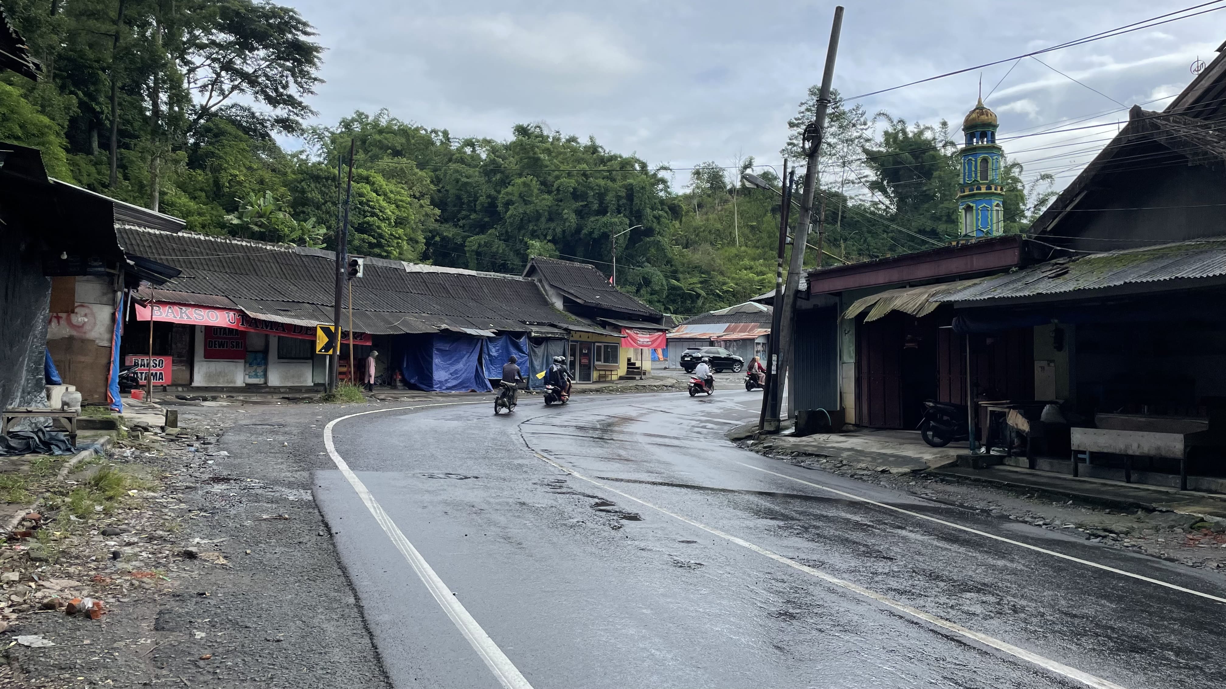 Tikungan Licin usai Hujan Rawan Kecelakaan di Pujon
