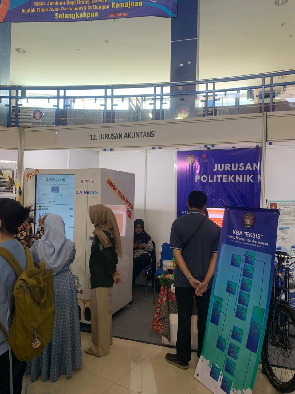 Booth Prodi Akuntansi Polinema Pamerkan Vending Machine, Mencuri Perhatian di International Education Expo