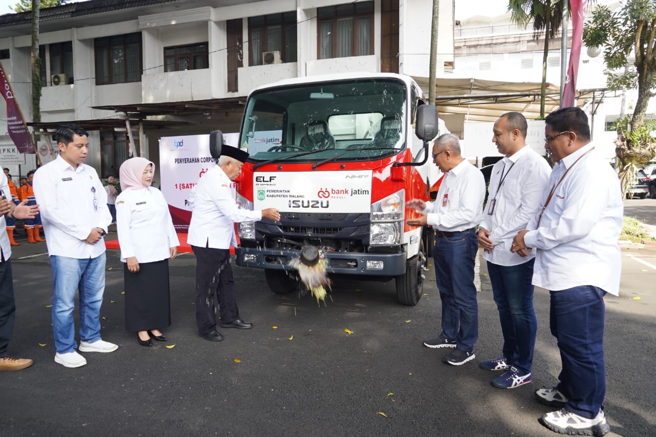 Bank Jatim Serahkan Bantuan Arm Roll Truck ke Bupati Malang untuk Atasi Masalah Sampah