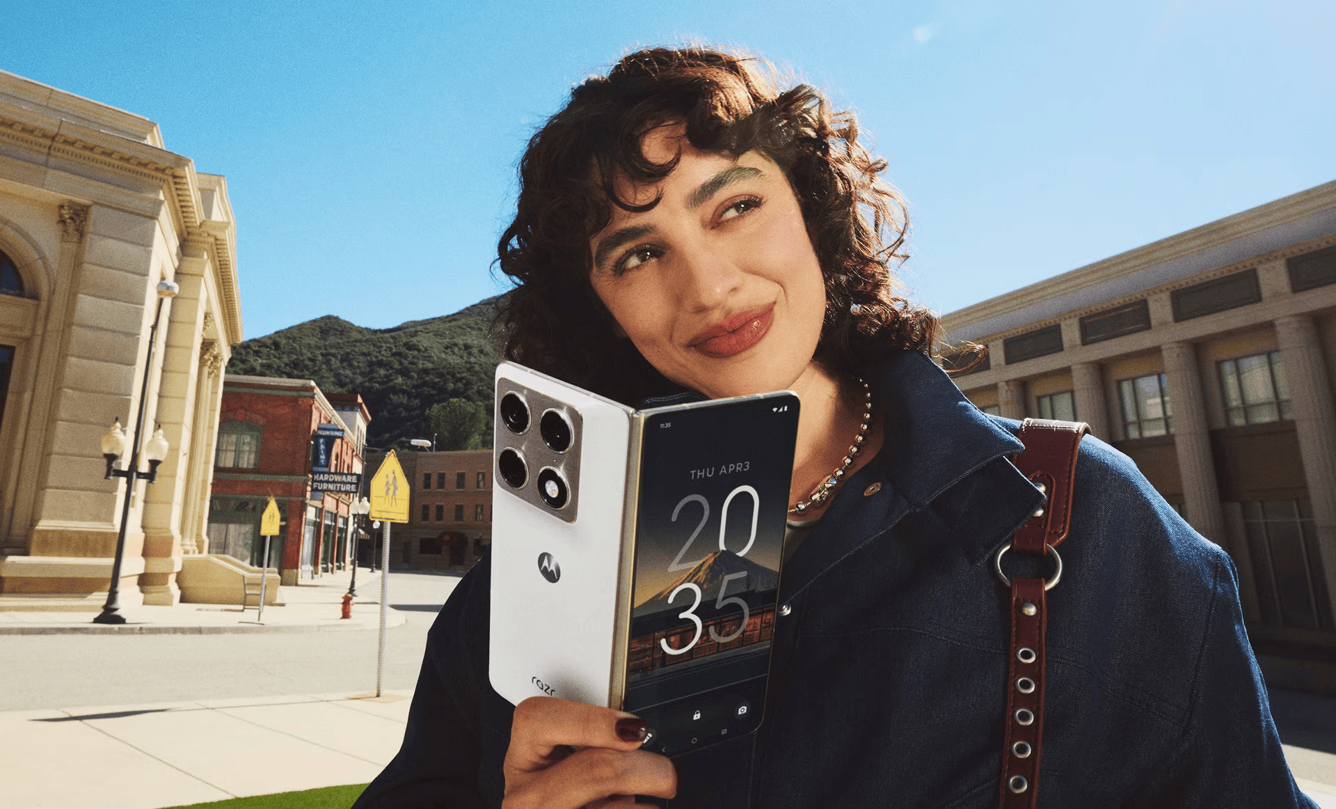 luas4d Motorola Pamer Tiga Smartphone Baru di CES 2026, dari Flagship Signature hingga Razr Edisi Piala Dunia - malang.disway.id
