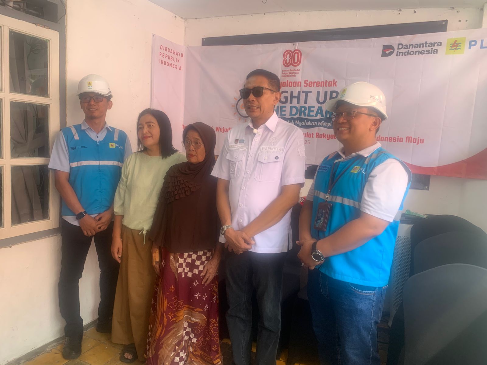 PLN Terangi Negeri Jadikan Rumah Warga Penanggungan, Kota Malang Nikmati Listrik untuk Kali Pertama