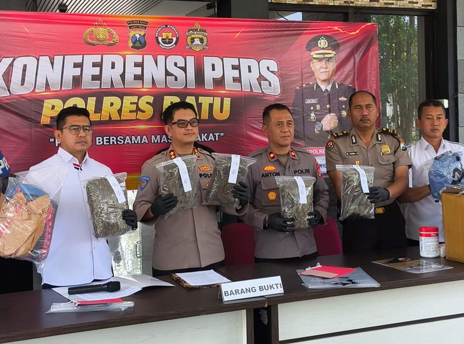 Polres Batu Gagalkan Peredaran 5 Kg Ganja, Petani Pujon Ditangkap