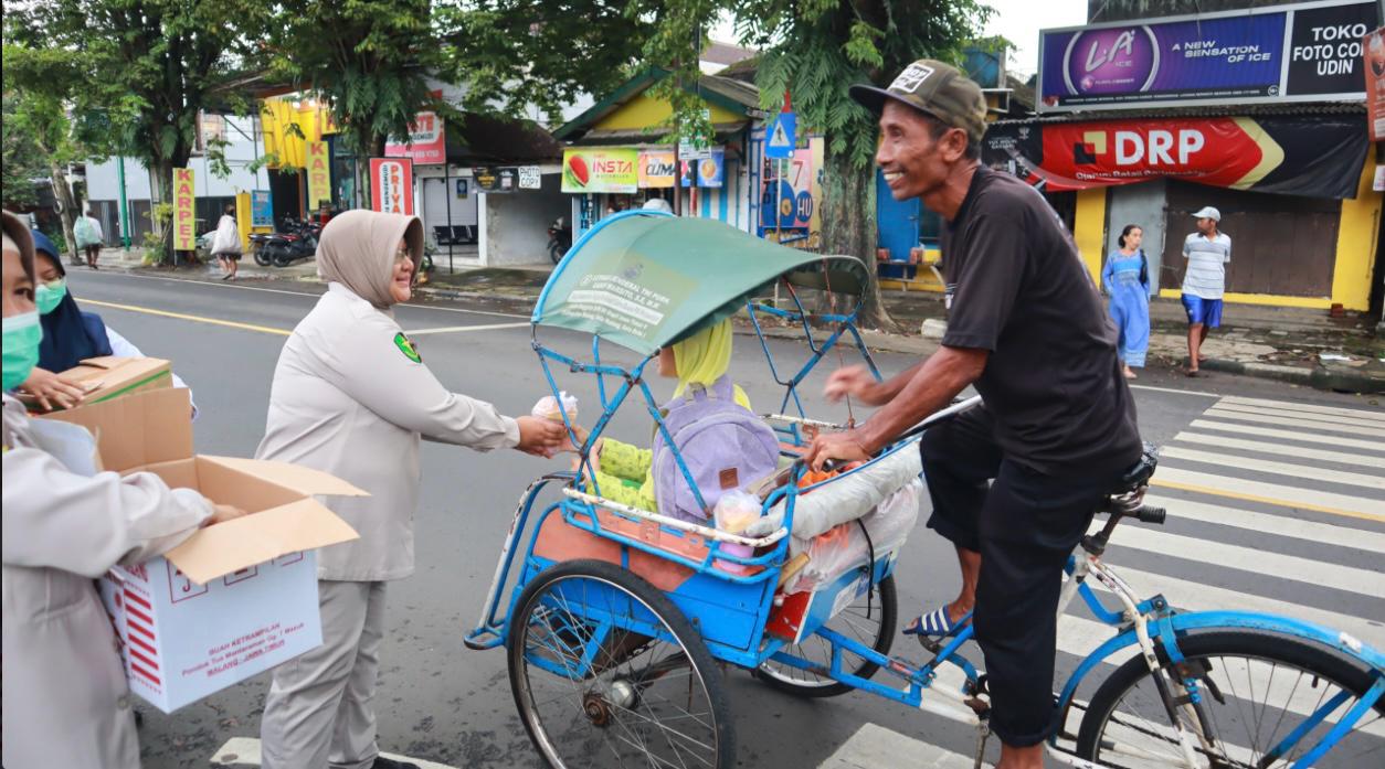 Polres Malang Rutin Bagikan Takjil, Pererat Kebersamaan dengan Masyarakat di Bulan Ramadan