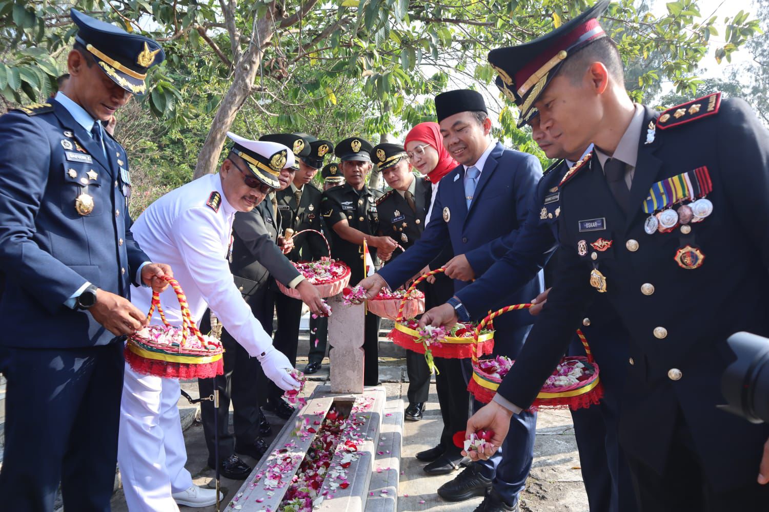 HUT ke-80 TNI, Kodim 0833 Malang Ziarah dan Tabur Bunga di TMP Untung Suropati