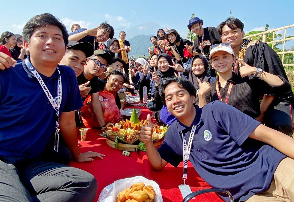 Mahasiswa UM Bantu Wujudkan Jalan Penghubung Dua Desa di Mojokerto