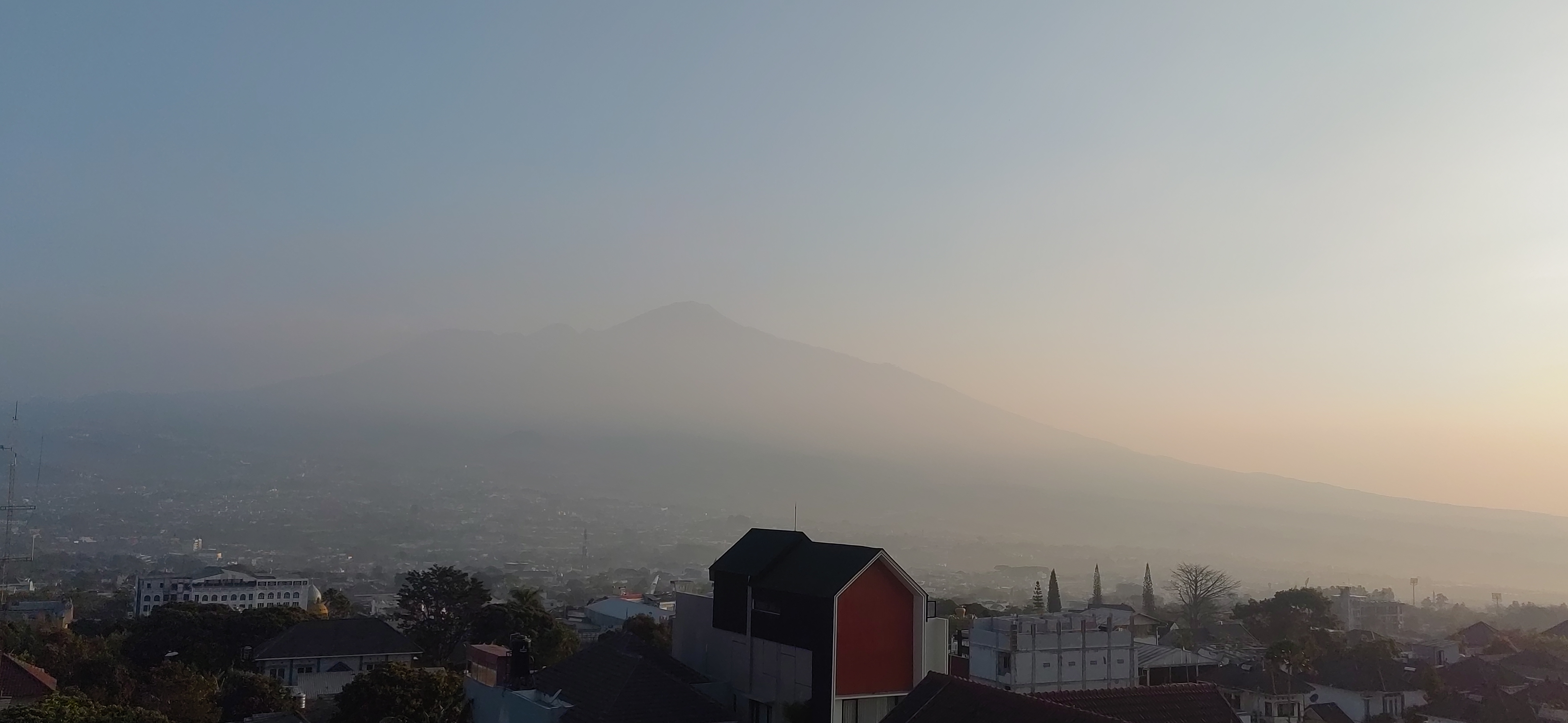 Prakiraan Cuaca Gunung dan Perairan Selatan 3 Oktober, Waspada Angin Kencang dan Kabut Dingin di Gunung