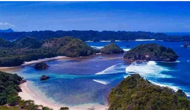 Menjelajahi Pantai Teluk Asmara: Pesona Alam Pesisir yang Memukau