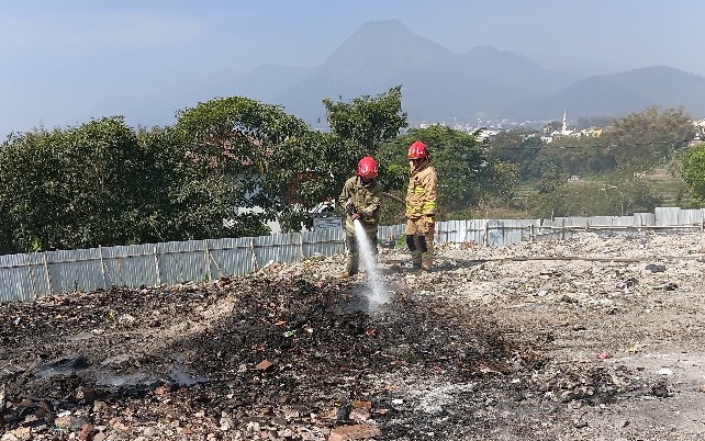Tumpukan Kompos TPS Sisir Batu Membara, Petugas PMK Bongkar Sampah hingga ke Dasar