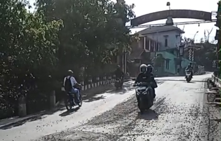 Semen Cor Tumpah di Jalan Curah Susuk Batu, Pengendara Motor Terjatuh