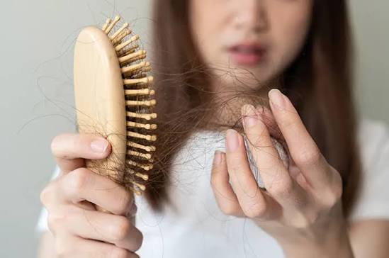 Rambut Rontok Tak Kunjung Berhenti? Kenali Penyebab dan Cara Merawatnya