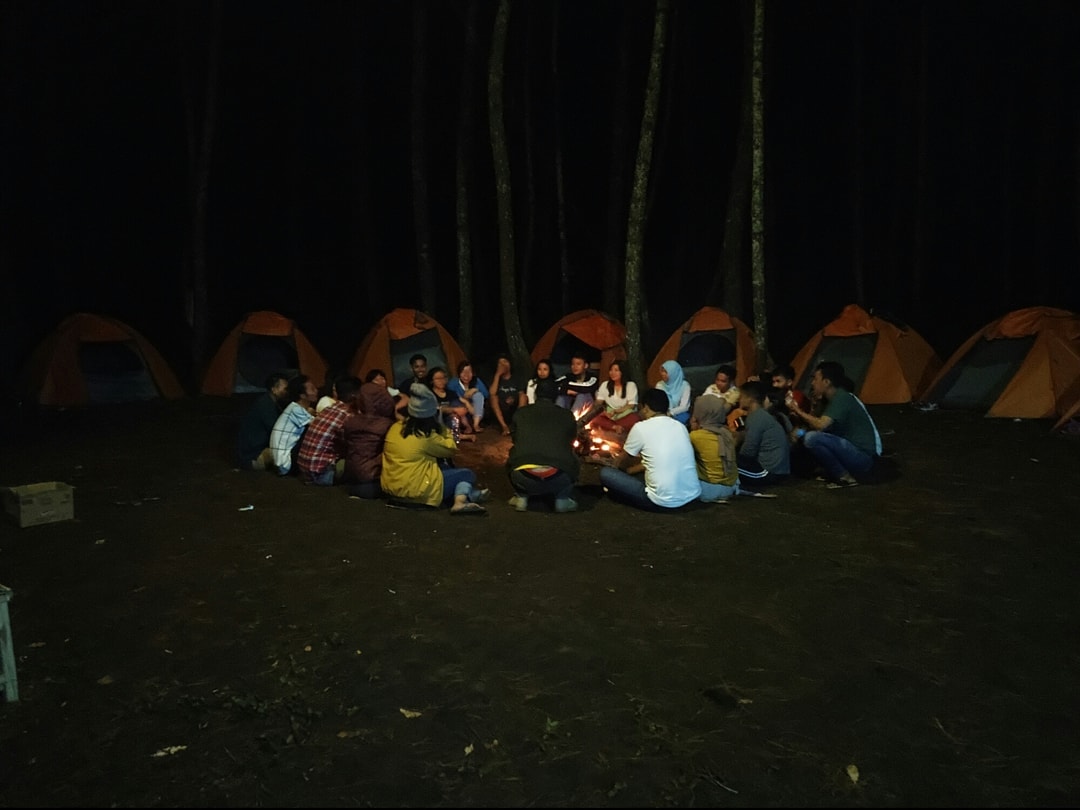 Sensasi Glamping Sejuk di Pujon, Tidur Beratap Pinus Berteman Gemericik Sungai