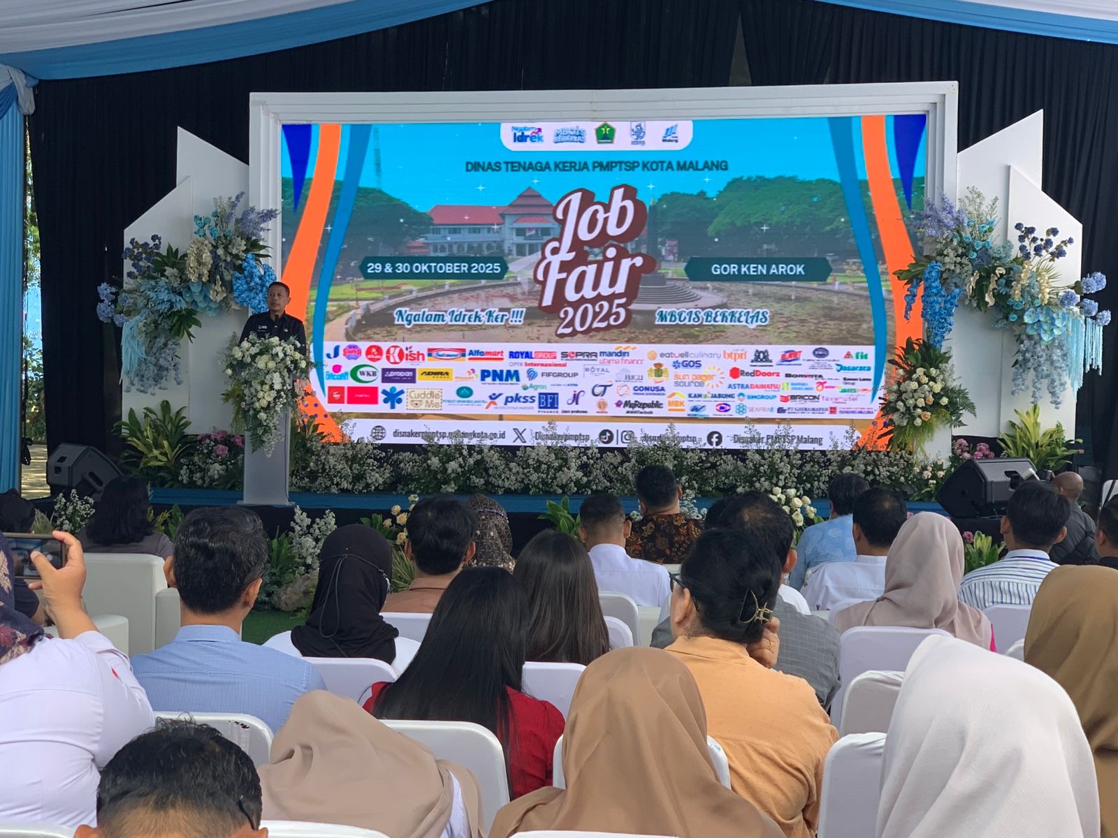 Ribuan Pencari Kerja Serbu Job Fair 2025 di GOR Ken Arok, 80 Perusahaan Sediakan 2.000 Lowongan 