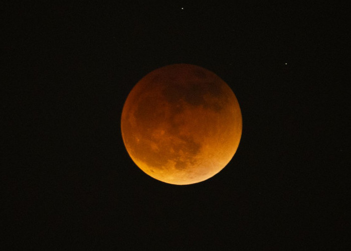 Fenomena Blood Moon Diperkirakan Terjadi Malam Ini. Ingin Mengabadikan? Begini Caranya