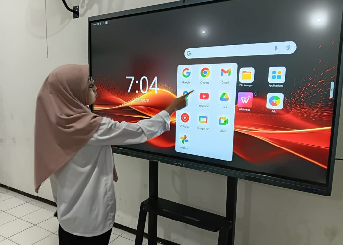 SRMP 14 Kota Batu Terima Kiriman 149 Laptop, 14 Smartboard, dan Peralatan Dapur