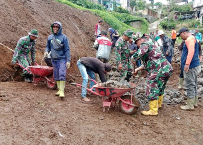 Anggota Koramil 0818-33/Bumiaji Bersama Warga Kerja Bakti Pasca Bencana Tanah Longsor di Sumberbrantas