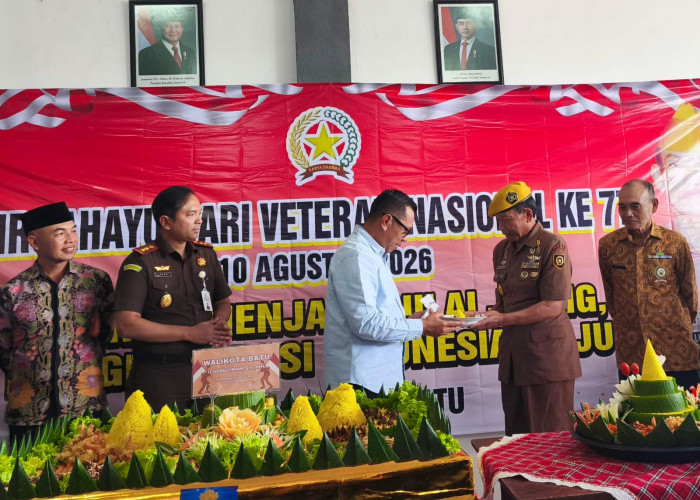 Hari Veteran Nasional ke-77 di Batu, Veteran 99 Tahun M Sholeh Terima Potongan Tumpeng dari Cak Nur