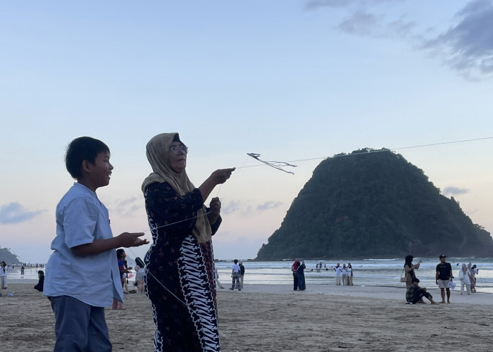 Libur Kenaikan Isa Almasih, Wisatawan Padati Pantai Pulau Merah Banyuwangi hingga Nikmati Sunset