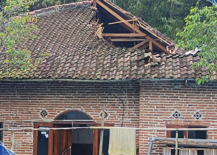 Akibat Hujan Angin, Sebagian Atap Sebuah Rumah di Junrejo Ambruk Timpa Ruang Tamu dan Kamar