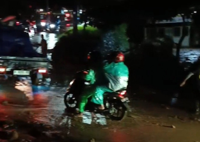 Jalur Utama Malang-Kediri Longsor di Beberapa Titik di Pujon, Lalu Lintas Diberlakukan Buka Tutup