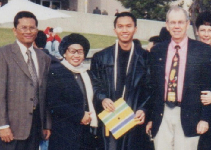 Saya Tidak Lulus SMA (4-Habis): Akhirnya Wisuda Cum Laude dan Antar Anak Kuliah di Kansas
