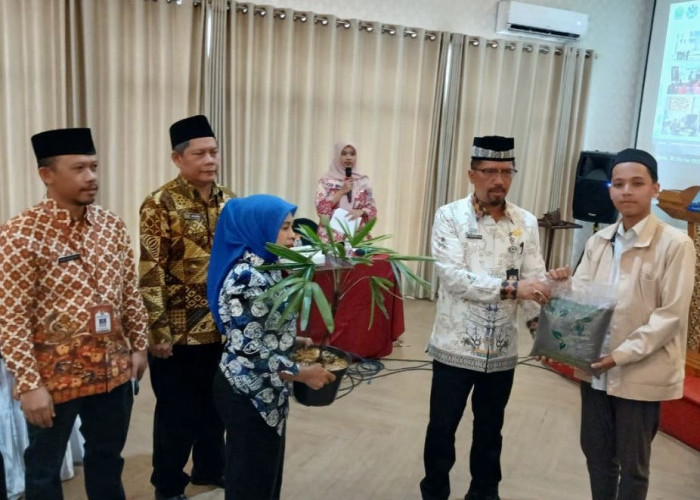 Program Eco Pesantren, DLH Kota Malang Beri 45 Ponpes 100 Bibit Pohon, 200 Tanaman di Pot, 1.000 Pack Kompos