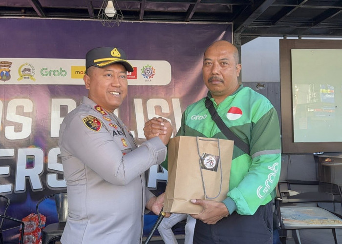 HUT ke-78 Polwan, Polres Batu Berbagi Sembako dan Makanan untuk Pengemudi Ojol