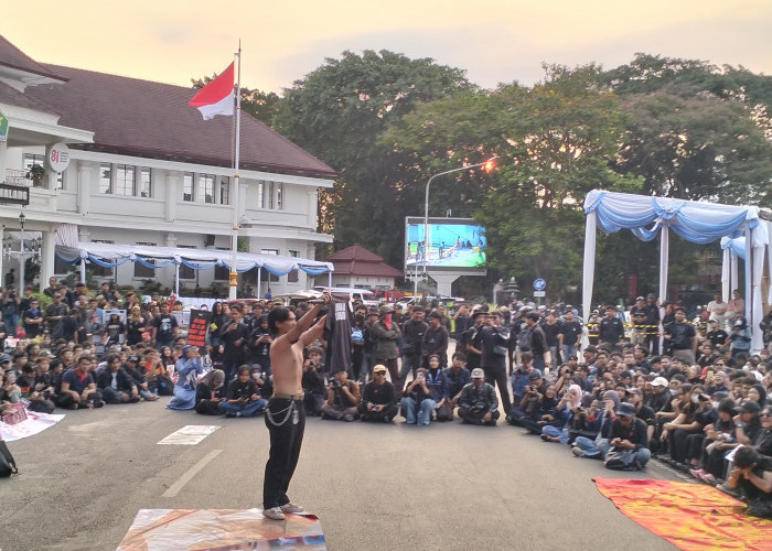 Demo Mahasiswa di DPRD Kota Malang Soroti 2 Tahun Prabowo-Gibran, Bawa 8 Tuntutan 