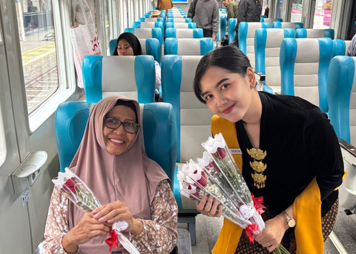 Hari Kartini di Stasiun Malang, KAI Bagikan Ratusan Bunga untuk Penumpang Perempuan