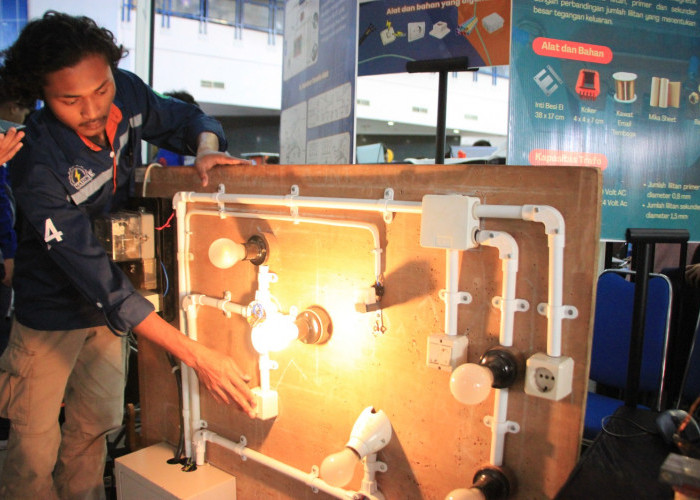 Tampilkan Instalasi Penerangan Edukatif, Booth Mahasiswa Teknik Listrik Curi Perhatian di Expo PBL 2025 