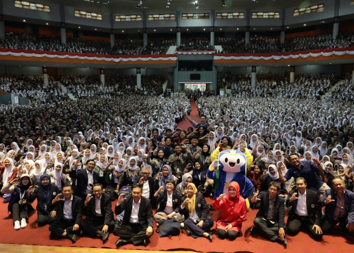 Berbicara di PKKMB UM, Wamen Diktisaintek Dorong Mahasiswa Baru Kuasai Riset