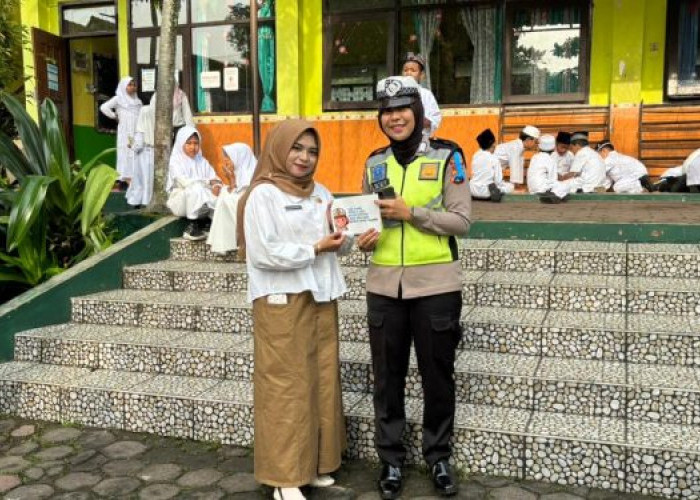 Operasi Zebra Semeru 2025, Satlantas Polres Malang Edukasi Keselamatan ke Siswa SDN 1 Randuagung, Singosari
