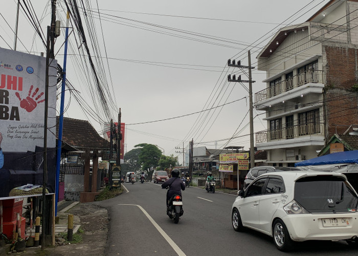 Mendung Gelap Selimuti Junrejo, Kota Batu, Pengendara Diimbau Waspada